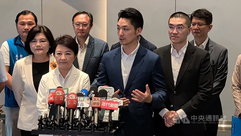 台北市長蔣萬安（前右2）、雲林縣長張麗善（前左）、基隆市長謝國樑（前右）與台中市長盧秀燕（前左2）19日齊聚，針對中聯油品案指出，食安就是國安，現在正面臨國家危機當中，呼籲民眾25日「上凱道反毒油」。中央社記者蘇木春攝　115年7月19日