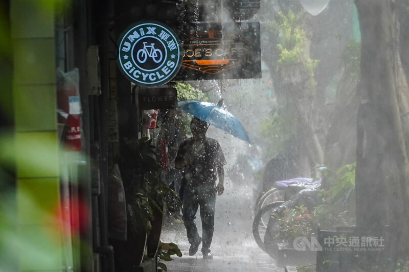 對流雲系發展旺盛 台中以北防局部大雨 | 生活 | 中央社 CNA 對流雲系發展旺盛 台中以北防局部大雨 | 生活 | 中央社 CNA