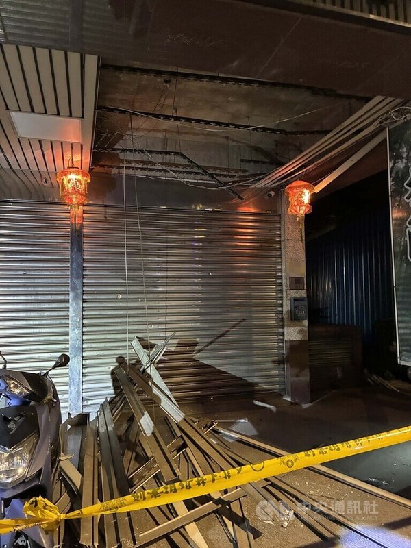 新北市樹林區某土地開發公司18日晚間遭人丟擲疑似制式手榴彈的爆裂物，騎樓天花板掉落，現場一片狼藉。21歲施姓犯嫌隨後到派出所投案。（翻攝照片）中央社記者王鴻國傳真　115年7月19日