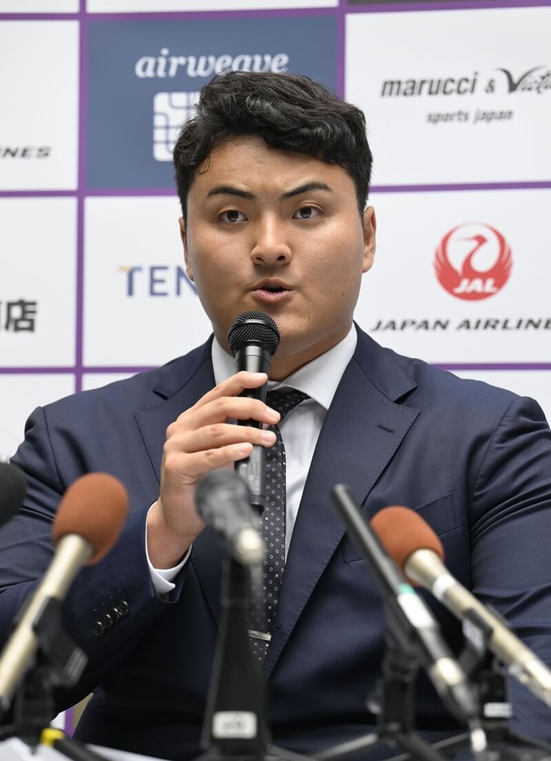 日本棒球選手佐佐木麟太郎19日在岩手縣花卷市召開記者會，宣布加盟美國職棒邁阿密馬林魚隊。（共同社）