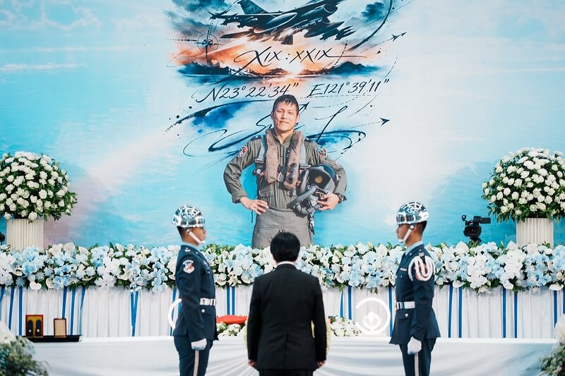 空軍飛官辛柏毅遭宣告死亡,19日在空軍花蓮基地舉行告別式,由總統賴清德頒贈褒揚令。(總統府提供)