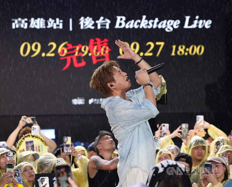 中央氣象署發布豪雨特報,對流雲系發展旺盛,易有短延時強降雨。歌手、演員蕭景鴻(圖)發行首張個人專輯「蕭景鴻Edy Hsiao」,16日在台北市信義香堤廣場舉辦簽唱會,在雨中深情演唱歌曲。中央社記者張新偉攝 115年7月16日