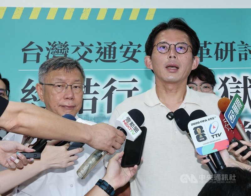 藍白力推6項公投案，並提案修正公投法，將多個公投案印在同一張選票，遭質疑恐造成更多爭議。民眾黨主席黃國昌（右）19日在台北出席台灣交通安全改革研討會，他會前受訪表示，如何讓選務更順暢，是中選會的責任。左為民眾黨創黨主席柯文哲。中央社記者郭日曉攝　115年7月19日
