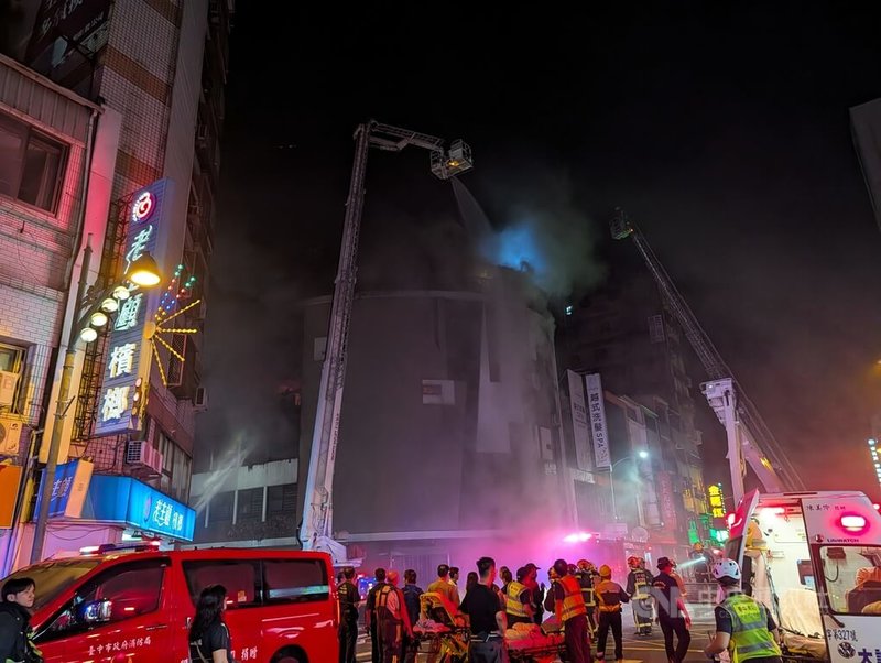 台中市中區已歇業的「西北大飯店」原址19日晚間發生火警,警消獲報到場灌救。中央社記者蘇木春攝 115年7月20日