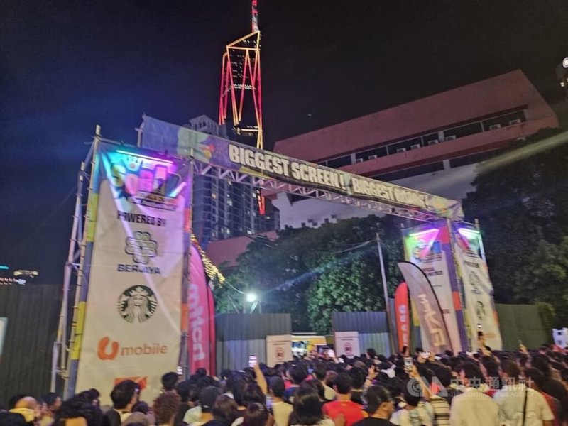 世界盃足球賽決賽,吉隆坡市中心設置多處巨型戶外觀賽螢幕,吸引許多家庭及年輕人到場,從傍晚一路熱鬧至深夜。中央社記者黃自強吉隆坡攝 115年7月20日