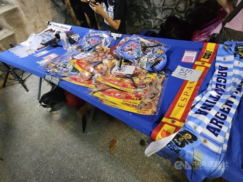 世界盃足球賽決賽,吉隆坡市中心設置多處大型戶外觀賽螢幕,場外也有小販販售球隊球衣與加油物品。中央社記者黃自強吉隆坡攝 115年7月20日