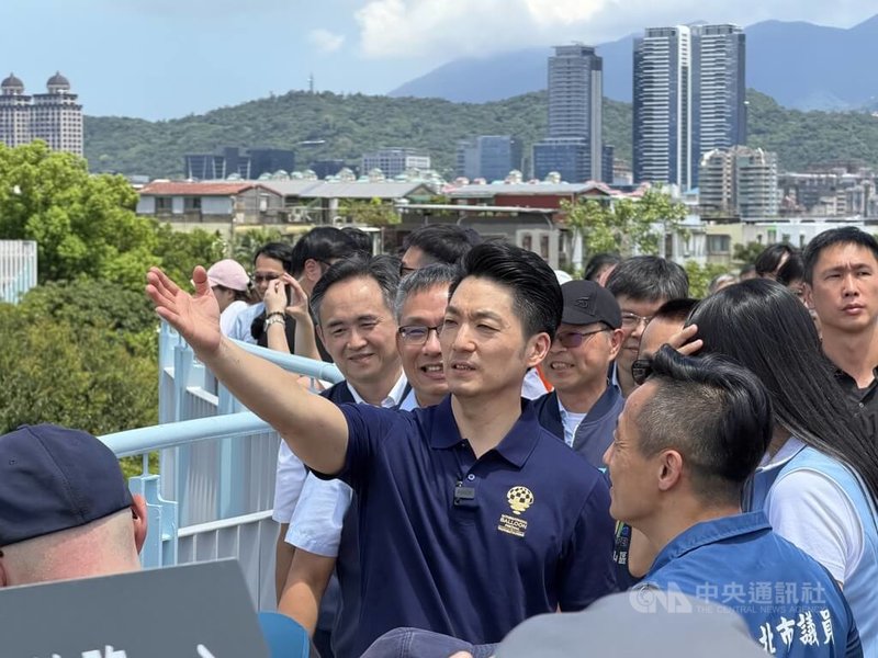 台北市長蔣萬安(中)20日出席「天際之眼」民權大橋景觀橋啟用典禮,與地方里長及民意代表上橋巡禮,欣賞橋上風景。中央社記者葉蓁芸攝 115年7月20日