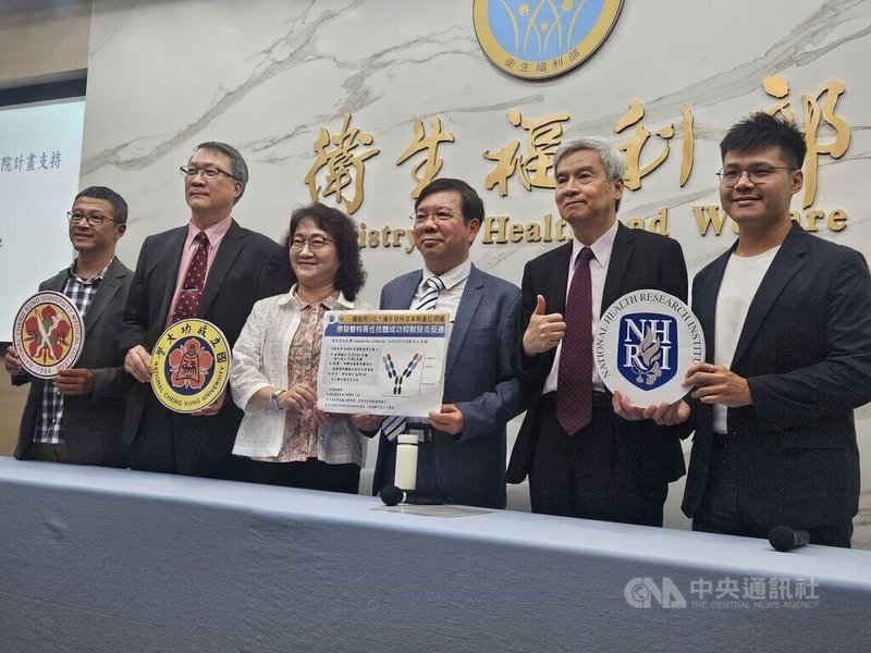 國家衛生研究院院長司徒惠康（右2）說，國衛院與成功大學醫學院合作，針對登革病毒感染後引發的免疫系統「細胞激素風暴」進行研究，發現雙特異性抗體，盼儘早落地，提供患者新選擇。中央社記者陳婕翎攝　115年7月20日