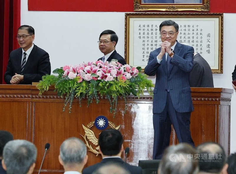 最高檢察署20日在警政署舉辦「115年地方公職人員選舉檢警調廉移高層首長選舉查察座談會」,行政院長卓榮泰(右)希望檢警調廉和移民人員務必要在這幾天中,規劃最完整、乾淨的選舉工作和計畫,請大家在工作崗位上嚴厲把關,如同世界盃守門員的角色。中央社記者郭日曉攝 115年7月20日