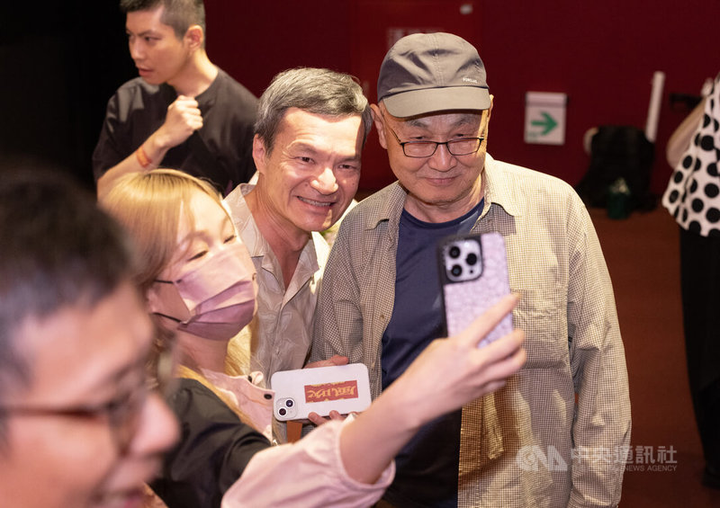 紀錄片「風吹」特映會20日下午在台北光點華山電影館舉行,刺蔣案主角黃文雄(右)到場,映後有觀影者上前合影。中央社記者趙世勳攝 115年7月20日