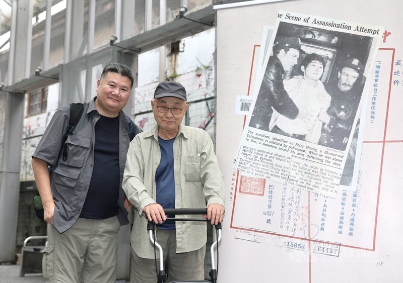 紀錄片「風吹」特映會20日下午在光點華山電影館舉行,導演李惠仁(左)與刺蔣案主角黃文雄(右)在映前合影。中央社記者趙世勳攝 115年7月20日
