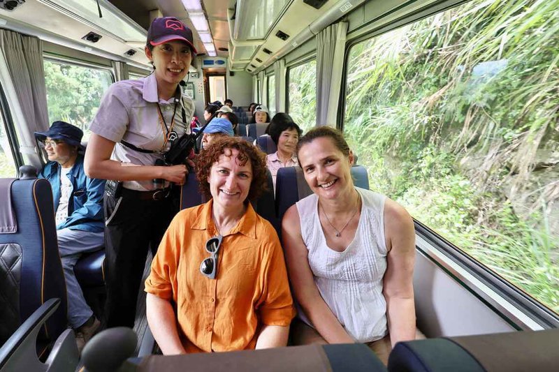 澳洲學者卡洛琳.郝爾布魯克(Carolyn Holbrook)(前右)、蘇菲.巴特勒(Sophie Butler)(前左)日前跨國研究阿里山林鐵文化,林鐵列車親切服務讓她們印象深刻。(林鐵處提供)中央社記者蔡智明傳真 115年7月20日