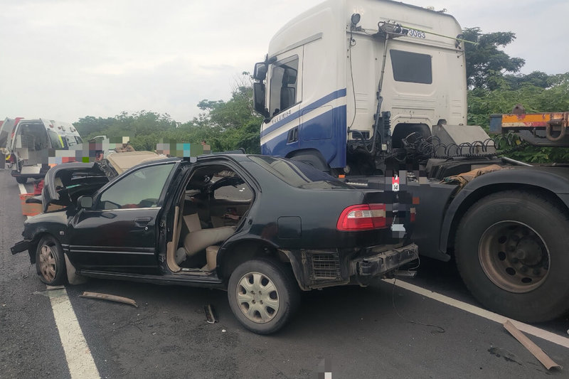 1輛自小客車20日下午行經國道1號南向台南仁德段，疑似因閃避車道上掉落物品失控，與1輛營業半聯結車碰撞，釀1死4傷。（讀者提供）中央社記者楊思瑞傳真　115年7月20日