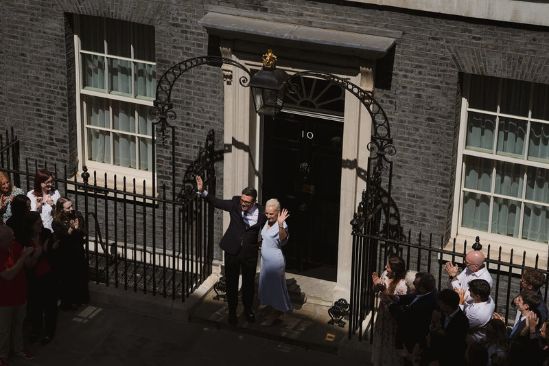英國執政黨工黨新黨魁柏南(Andy Burnham)20日在唐寧街發表首相就職演說後,首度以首相身分步入唐寧街10號官邸,身邊伴隨妻子范希爾(Marie-France van Heel)。(英國首相府提供)中央社記者陳韻聿傳真 115年7月20日