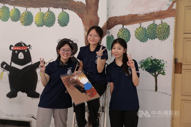 台灣青年參與僑務委員會「台灣青年海外搭僑計畫」,與馬來西亞青年共同彩繪巴生社區壁畫。圖為馬來西亞學子在融入台馬文化意象的壁畫前合影。攝於18日。中央社記者黃自強吉隆坡攝 115年7月20日