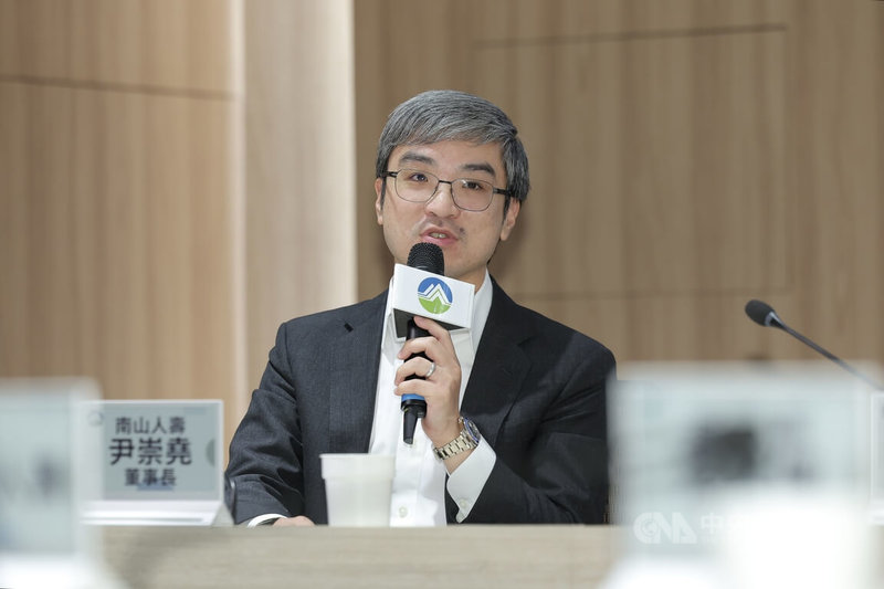 高溫關懷不漏接起跑記者會20日上午在環境部舉行,南山人壽董事長尹崇堯致詞,說明高溫微行保單推行的過程及意義。中央社記者翁睿坤攝 115年7月20日