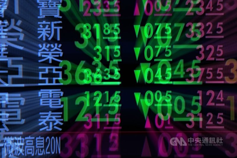 台北股市20日開高走低，收盤跌221.57點，為42449.70點，跌幅0.52%，成交金額新台幣9838.63億元。中央社記者徐肇昌攝　115年7月20日