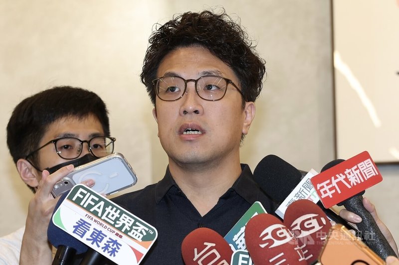 民進黨台北市長參選人沈伯洋(右)20日下午在台北科技大學,出席環境部「國土綠蔭氣候調適計畫暨推動木質資源循環說明會」,活動前接受媒體聯訪。中央社記者吳家昇攝 115年7月20日