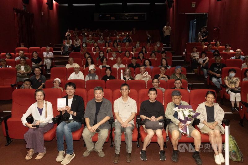 紀錄片「風吹」特映會20日下午在台北光點華山電影館舉行,導演李惠仁(前左3)、刺蔣案主角黃文雄(前右2)、四二四教育基金會董事長詹順貴(前中)與觀者在映後一同合影。中央社記者趙世勳攝 115年7月20日
