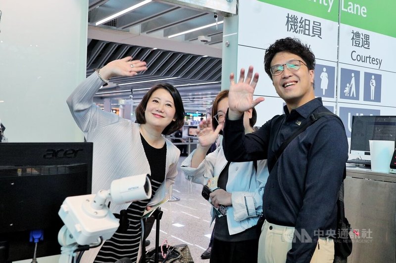 民進黨台北市長參選人沈伯洋(右)20日赴美訪問,他說,將針對城市政策進行交流,把台北問題帶出去,把世界的答案帶回來。圖左為民進黨政策會執行長吳思瑤。中央社記者吳睿騏桃園機場攝 115年7月20日