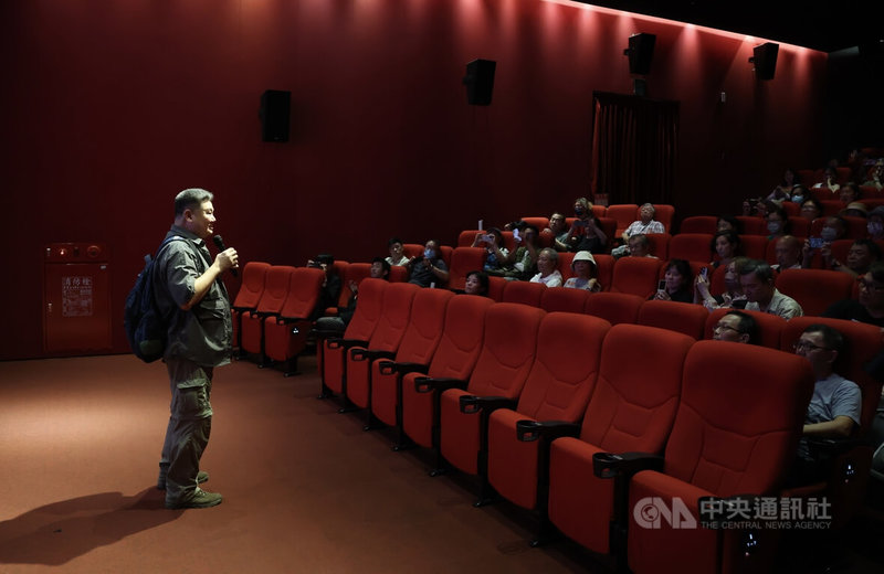 紀錄片「風吹」特映會20日下午在光點華山電影館舉行,導演李惠仁(左)開場致詞,期盼讓更多人理解台灣民主、人權與自由得來不易。中央社記者趙世勳攝 115年7月20日