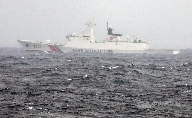 圖為海巡船艦監控中國海警船通過台灣東部海域。（中央社檔案照片）