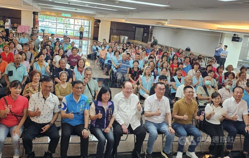 新北市長選舉藍綠民調互有領先，國民黨參選人李四川（前右4）表示，所有民調當做參考；國民黨副主席李乾龍（前右5）表示，黨內民調穩定領先中。中央社記者王鴻國攝　115年7月20日