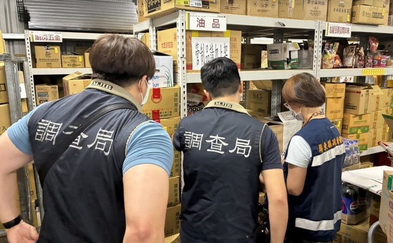 因應中聯問題油品風波，屏縣府會同屏東縣調查站查核轄內自助餐館、餐飲業、夜市及各超市賣場等場所，確保食安。（屏東縣政府提供）中央社記者李卉婷傳真 115年7月20日
