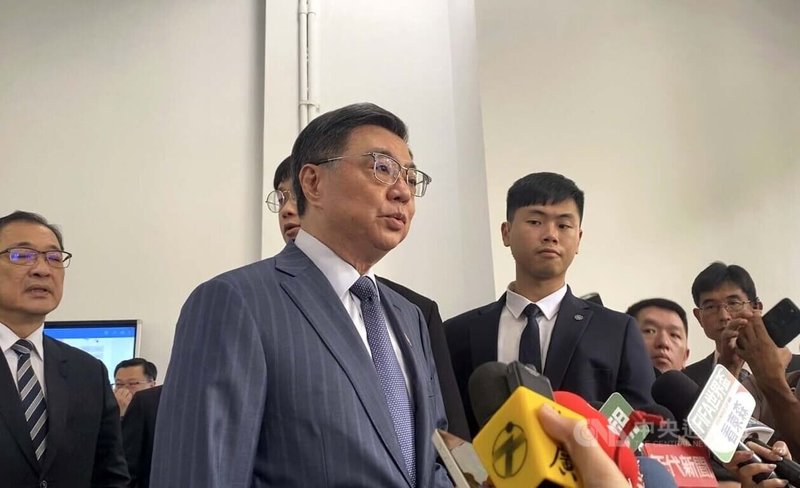 行政院長卓榮泰(前中)20日表示,食安法修法草案將於23日送行政院院會討論,包括強化源頭與製程管理、異常通報系統修正以及食品數位治理等,都在草案修正方向。中央社記者黃麗芸攝 115年7月20日