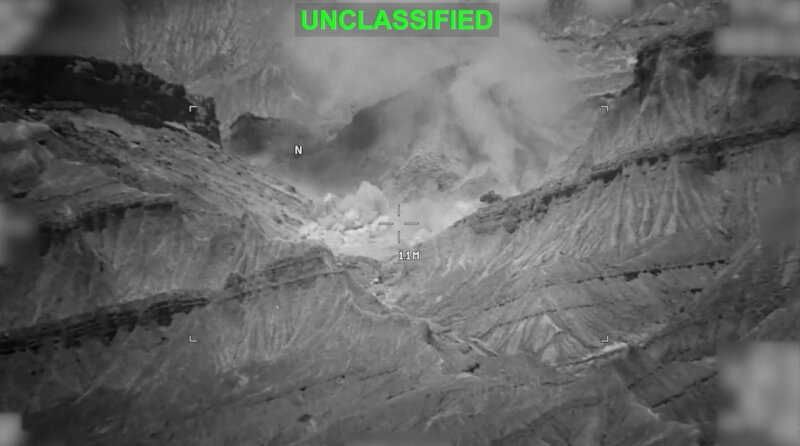 美國中央司令部18日公布空襲伊朗影像。（圖取自x.com/CENTCOM）