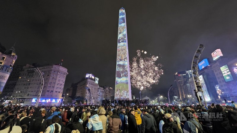 世界盃決賽落幕後,大批球迷仍湧向布宜諾斯艾利斯方尖碑(Obelisco),施放煙火、高唱隊歌。方尖碑外牆同步投影阿根廷代表隊與球迷一路走來的歷史畫面,感謝球員為國奮戰。中央社記者黃韻如布宜諾斯艾利斯攝 115年7月20日