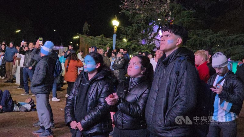 阿根廷在世界盃決賽0比1不敵西班牙後,現場球迷神情落寞,仍留在轉播廣場觀看完整頒獎典禮,並以掌聲向阿根廷代表隊致敬。中央社記者黃韻如布宜諾斯艾利斯攝 115年7月19日