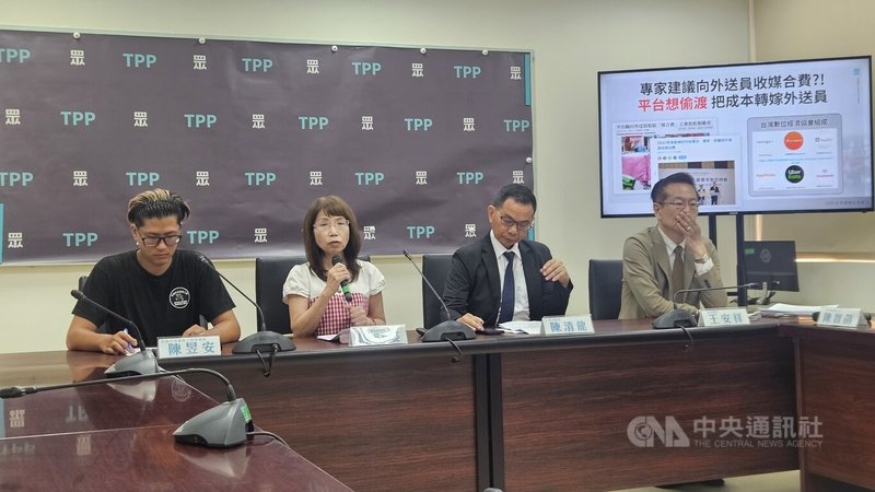 「外送員權益保障及外送平臺管理法」1月6日經立法院三讀通過,總統賴清德1月21日公布,法規將於7月21日正式施行。民眾黨立法院黨團20日召開記者會,提出5點訴求盼保障外送員權益。中央社記者曾以寧攝 115年7月20日