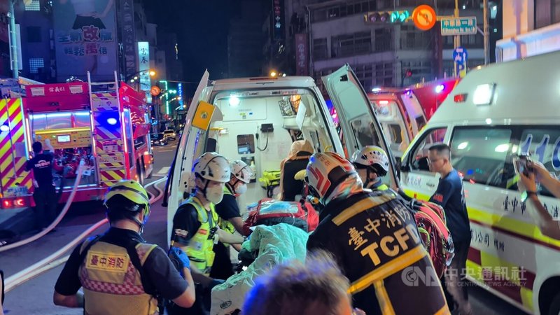 台中市中區已歇業的「西北大飯店」原址19日晚間發生火警,警消獲報到場發現有6人在頂樓待援,經雲梯車協助脫困送醫,均為輕微嗆傷、無生命危險。中央社記者蘇木春攝 115年7月20日