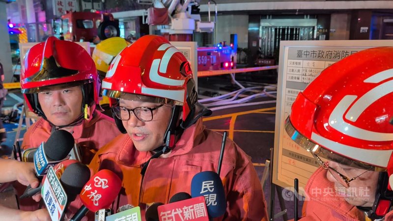 台中市中區已歇業的「西北大飯店」原址19日晚間發生火警,中市消防局第三救災救護大隊長詹仁傑(中)接受媒體聯訪時表示,經雲梯車協助6人脫困送醫,均為輕微嗆傷、無生命危險,起火原因調查釐清。中央社記者蘇木春攝 115年7月20日