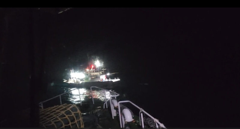 海巡署金馬澎分署第十三巡防區指揮部20日凌晨接獲通報,澎湖籍漁船「海永昇」於外垵漁港南方約2浬處,與同為澎湖籍的漁船「真祥發」發生擦撞,澎湖海巡隊巡防艇馳赴事故海域救援。(澎湖海巡隊提供)中央社 115年7月20日