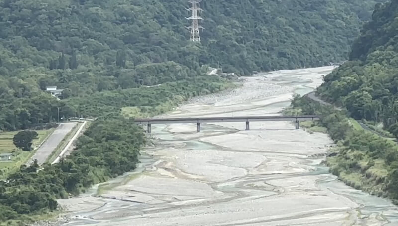 林業及自然保育署花蓮分署表示，萬里溪堰塞湖19日傍晚水位計還在升高，水仍未漫出，其因是科學調查數據可能有誤差；推估為晴天溢流，堰塞湖水侷限於河道內。圖為西寶大橋19日傍晚情形。（民眾提供）中央社記者李先鳳傳真　115年7月19日
