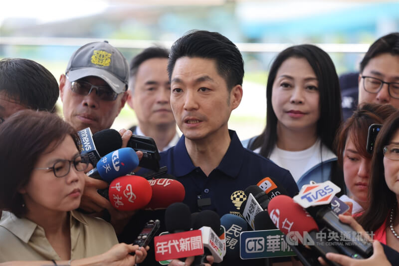 台北市某私立幼兒園發生不當管教案,市長蔣萬安(中)20日受訪表示,教育局已說明會提出刑事告發跟行政調查,家長反映法規、罰則太輕,會將這樣的建議轉給中央跟立法院。中央社記者王飛華攝 115年7月20日