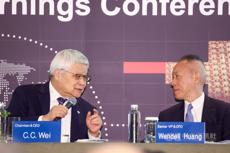 台積電16日在法說會上表示,為因應5G、人工智慧(AI)及高效能運算(HPC)等應用需求強勁,今年資本支出將上調至600億美元至640億美元。圖為董事長暨總裁魏哲家(左)與財務長黃仁昭(右)在會中交換意見。(中央社檔案照片)