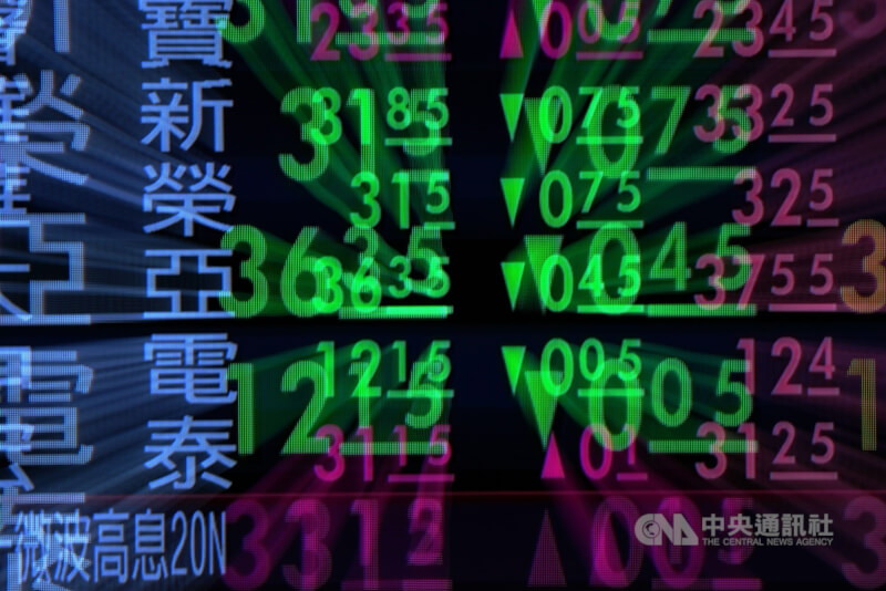 台北股市20日開高走低,收盤跌221.57點,為42449.70點,跌幅0.52%,成交金額新台幣9838.63億元。中央社記者徐肇昌攝 115年7月20日