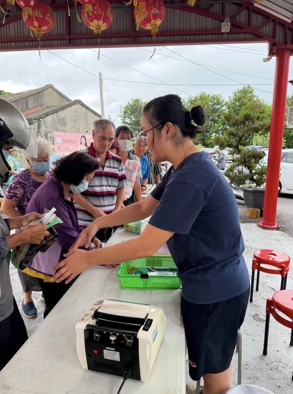彰化縣線西鄉20日發生活福利金，金額從往年每人新台幣500元增加到2500元。（賴清美提供）中央社記者吳哲豪傳真　115年7月20日