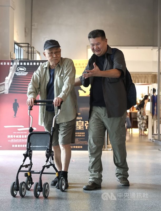 紀錄片「風吹」特映會20日下午在光點華山電影館舉行,導演李惠仁(右)與刺蔣案主角黃文雄(左)一同出席。中央社記者趙世勳攝 115年7月20日
