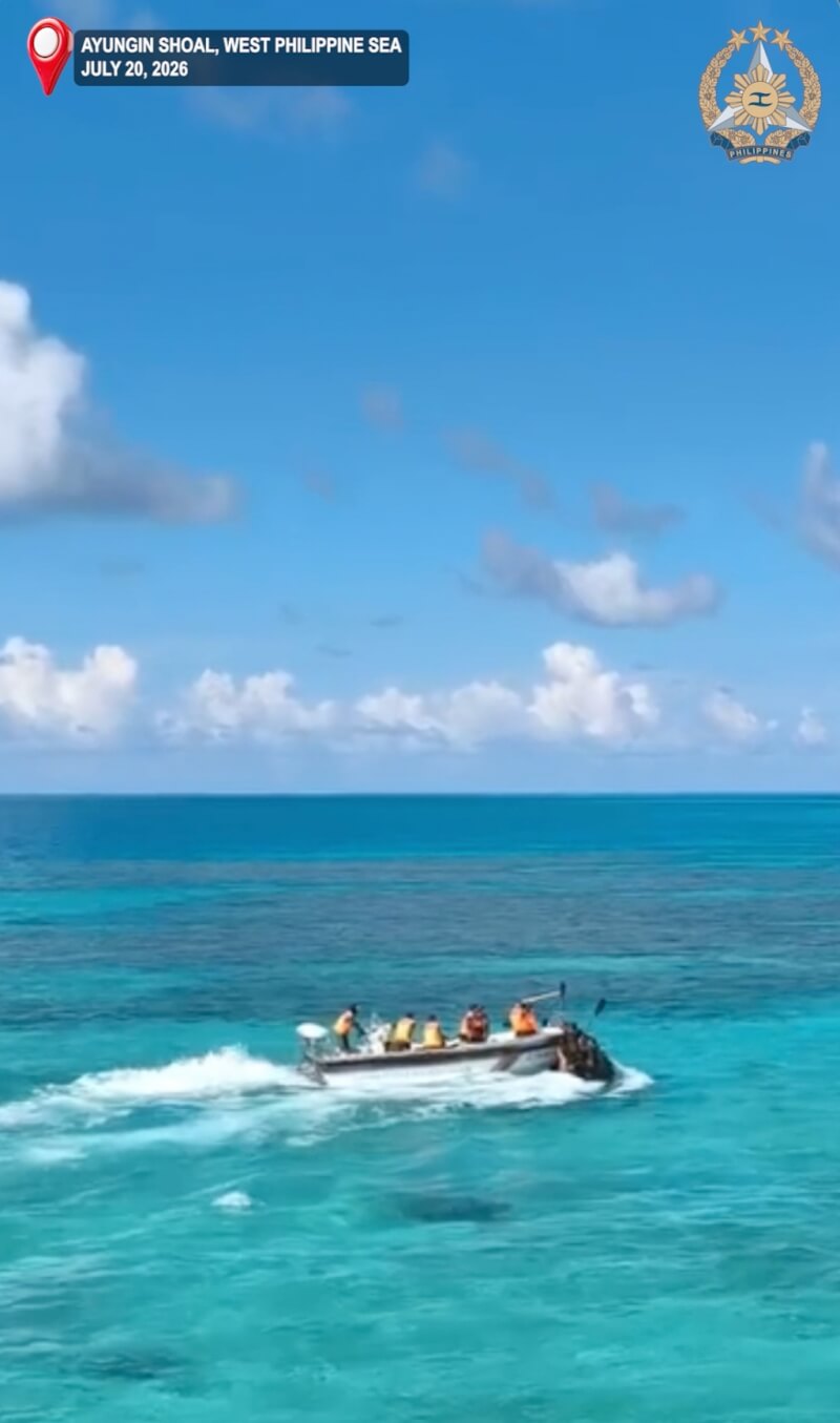 菲律賓軍方20日指控，中國海警在南海仁愛暗沙持棍傷人。（菲律賓武裝部隊 via 美聯社）