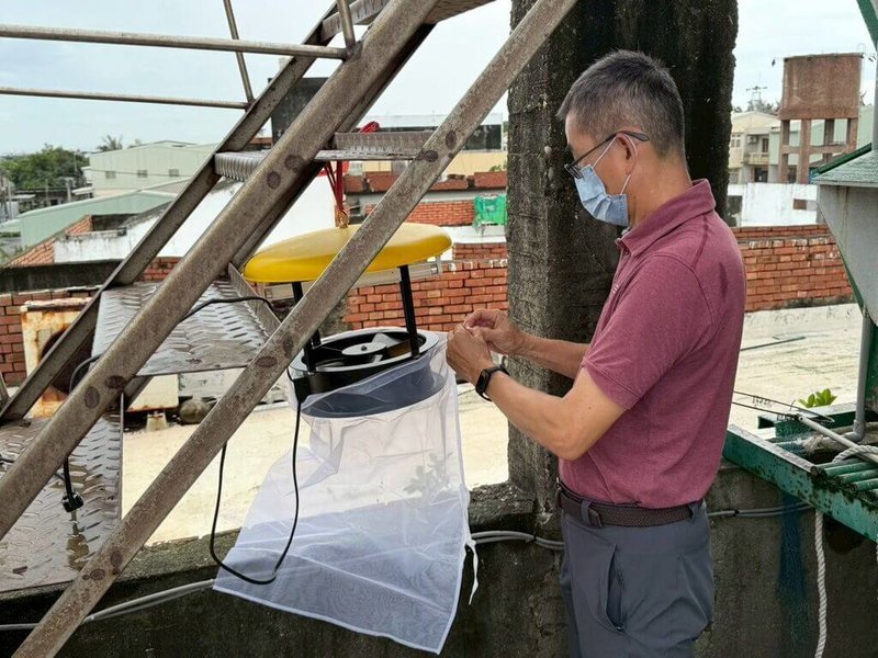 雲林縣口湖鄉一名50餘歲男子確診日本腦炎，目前仍在加護病房治療中。衛生局21日表示，經查男子住家附近有鴿舍，已設置誘蚊燈、加強病媒蚊監測。（雲林縣衛生局提供）中央社記者姜宜菁傳真　115年7月21日