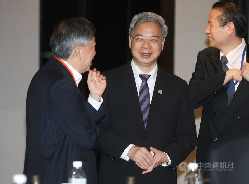經濟部長龔明鑫（中）21日在台北出席台灣經濟研究院50週年高峰論壇，和與會者交流互動。中央社記者謝佳璋攝  115年7月21日