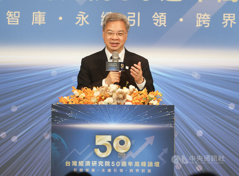 經濟部長龔明鑫（圖）21日出席台灣經濟研究院50週年高峰論壇時表示，台灣連2年締造超高經濟成長率非常罕見，「我們一定做對什麼事、發生了什麼事」，才會有此成果。中央社記者謝佳璋攝  115年7月21日
