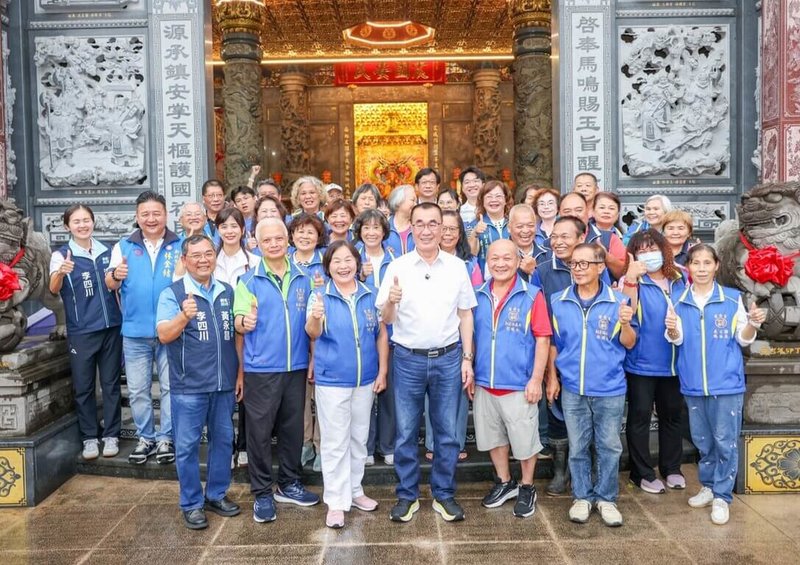 國民黨新北市長參選人李四川（前左4）21日前往土城區震安宮參香祈福，受到廟方、鄉親歡迎。（李四川競選辦公室提供）中央社記者黃旭昇傳真　115年7月21日