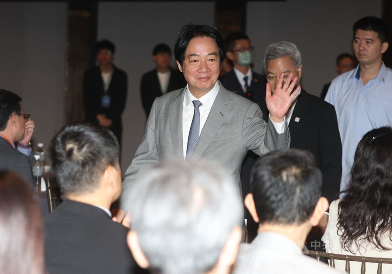 台灣經濟研究院50週年高峰論壇21日在台北舉行,總統賴清德(前中)出席,向與會貴賓揮手致意。中央社記者謝佳璋攝 115年7月21日