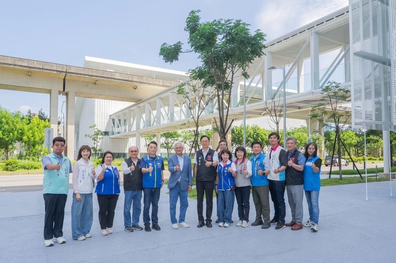 桃園市立美術館人行連通空橋工程竣工,連結藝文園區各場館與公共空間,提供民眾安全、便利且舒適的步行動線,桃園市長張善政(左7)等人21日前往視察。(桃園市政府提供)中央社記者葉臻傳真 115年7月21日
