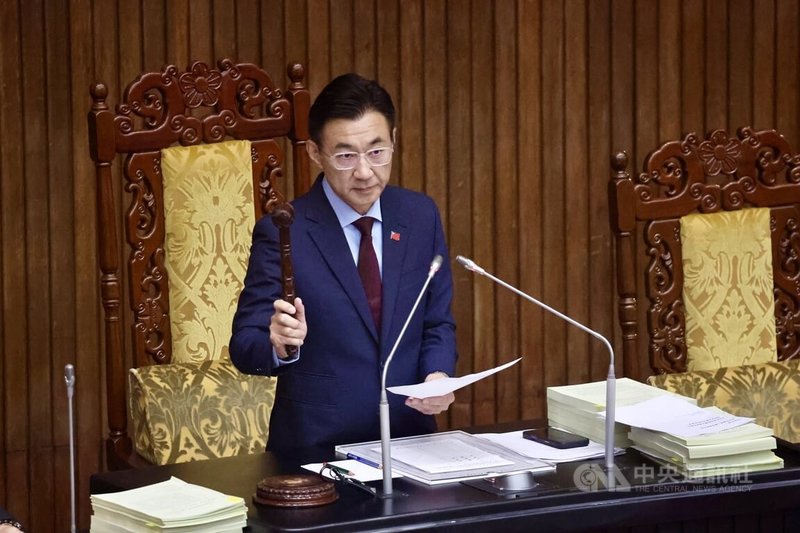 為遏止大規模盜採土石，嚴重破壞環境景觀也危及公共安全，立法院會21日三讀修正土石採取法部分條文，副院長江啟臣在完成三讀程序後敲槌。中央社記者王飛華攝　115年7月21日